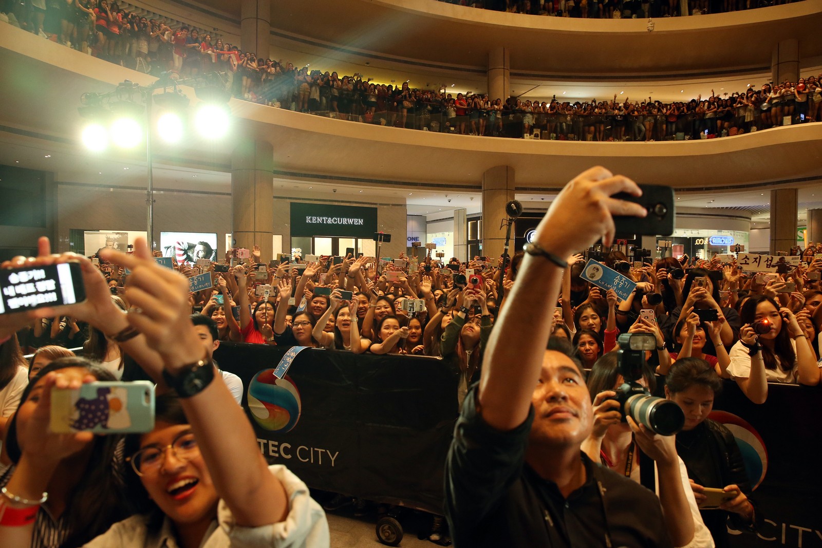 5,000 fans greet Korean star Song Joong Ki during his visit to