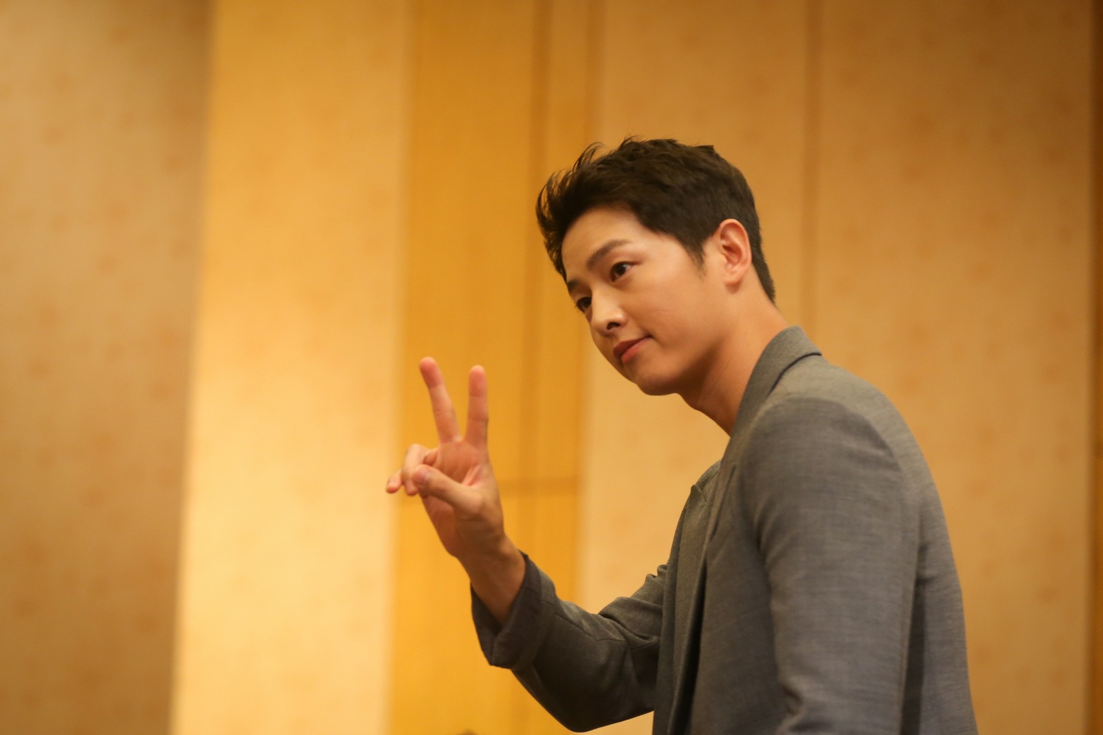 5,000 fans greet Korean star Song Joong Ki during his visit to