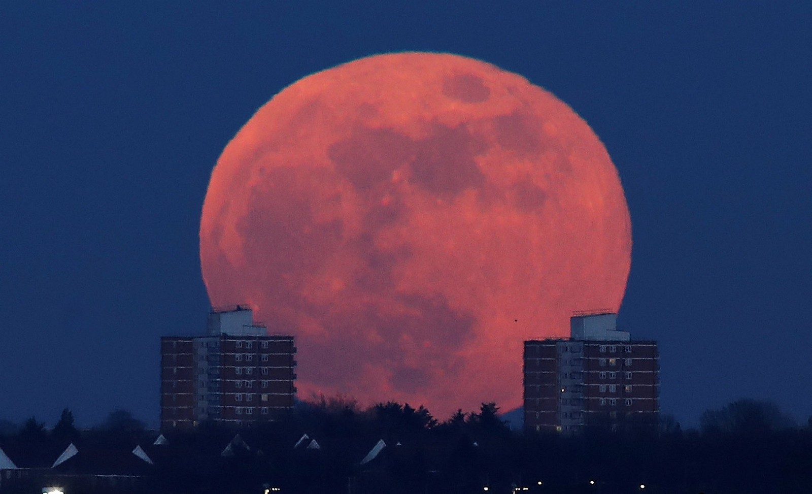 Here's how last night's super moon looked like in other countries, News