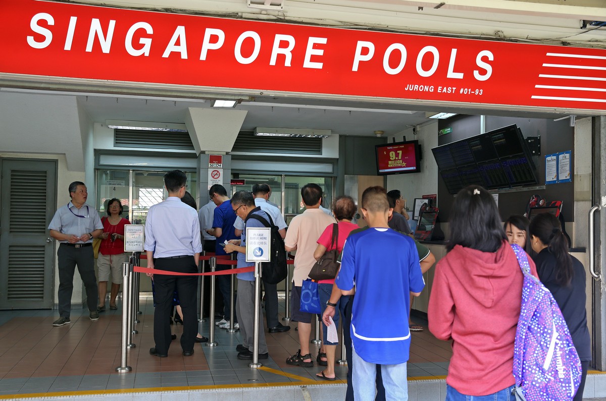 Queues form for $9.7 million New Year Toto draw on Jan 5, News - AsiaOne