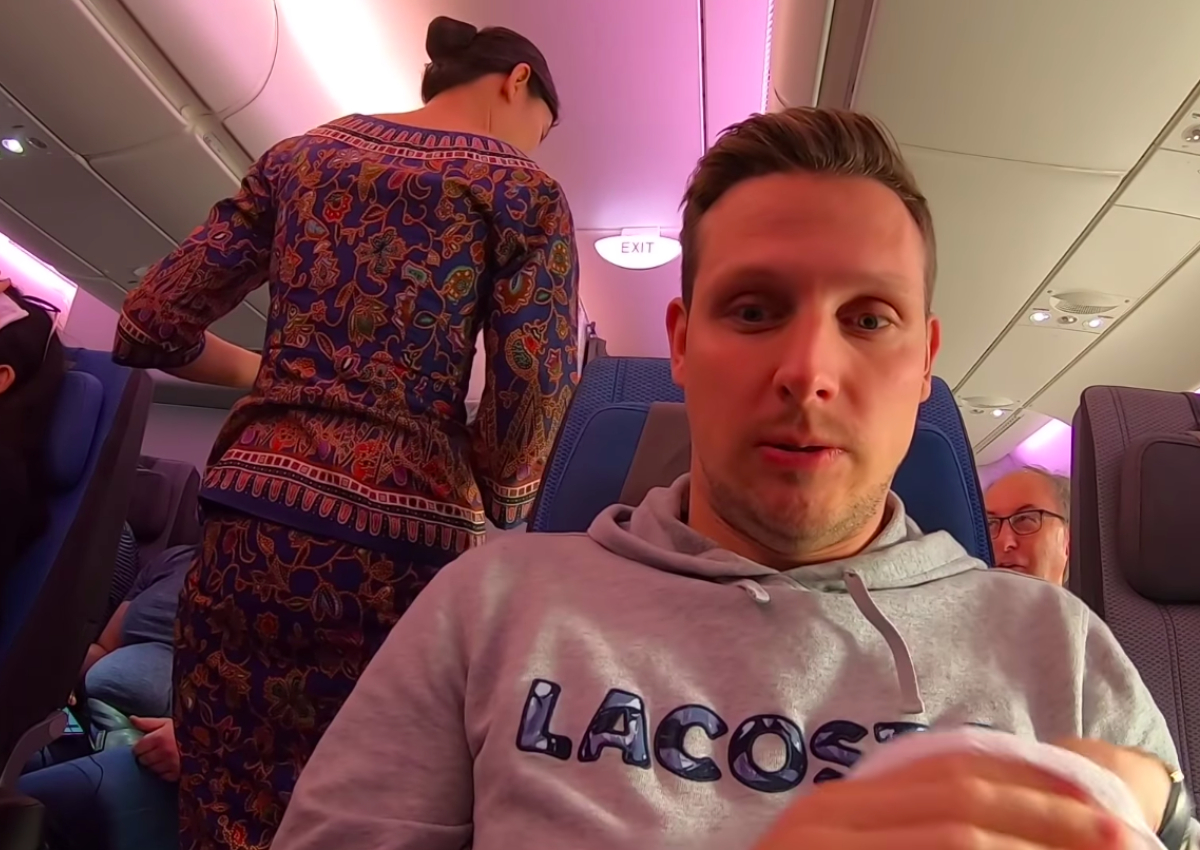 Foreign Travel Vlogger Considers Singapore Airlines Cabin Crew A