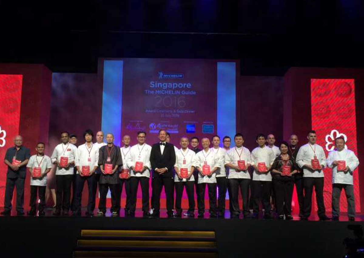 2 Singapore hawker stalls receive world's first Michelin stars awarded