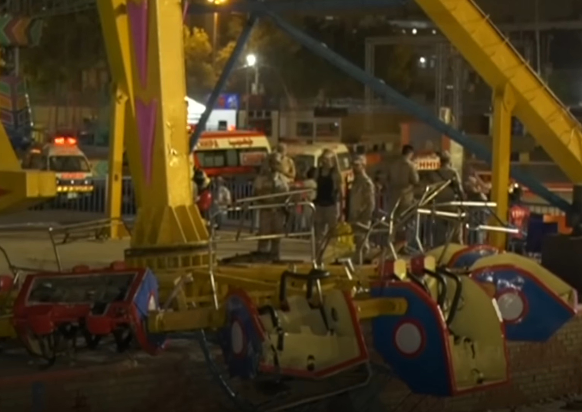 Teenager Dies 15 Hurt As Swing Ride Collapses At Pakistan