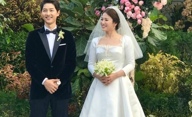 K-drama idols Song Joong-ki and Song Hye-kyo exchange vows in front of