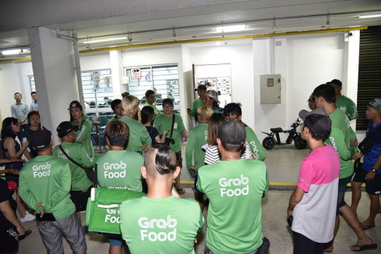 E Scooters Banned On Footpaths Food Delivery Riders Meet