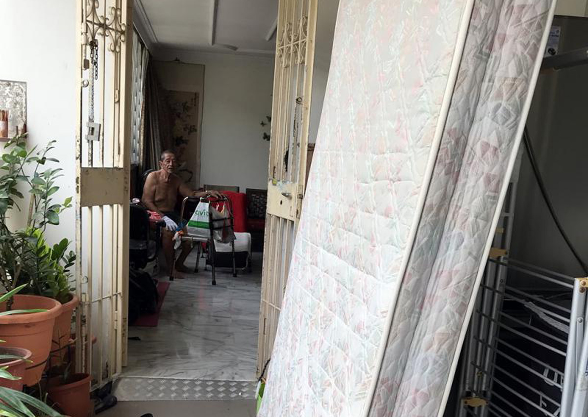 Elderly Couple S Daughter Hires Movers To Clear Their Bedok