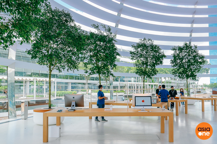 Apple's new Singapore floating store is a sure-fire Instagram hotspot – a  giant apple in the water next to Marina Bay Sands