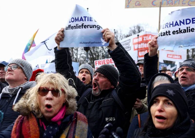 Protest In Berlin Over Arming Ukraine Against Russia Draws Thousands ...