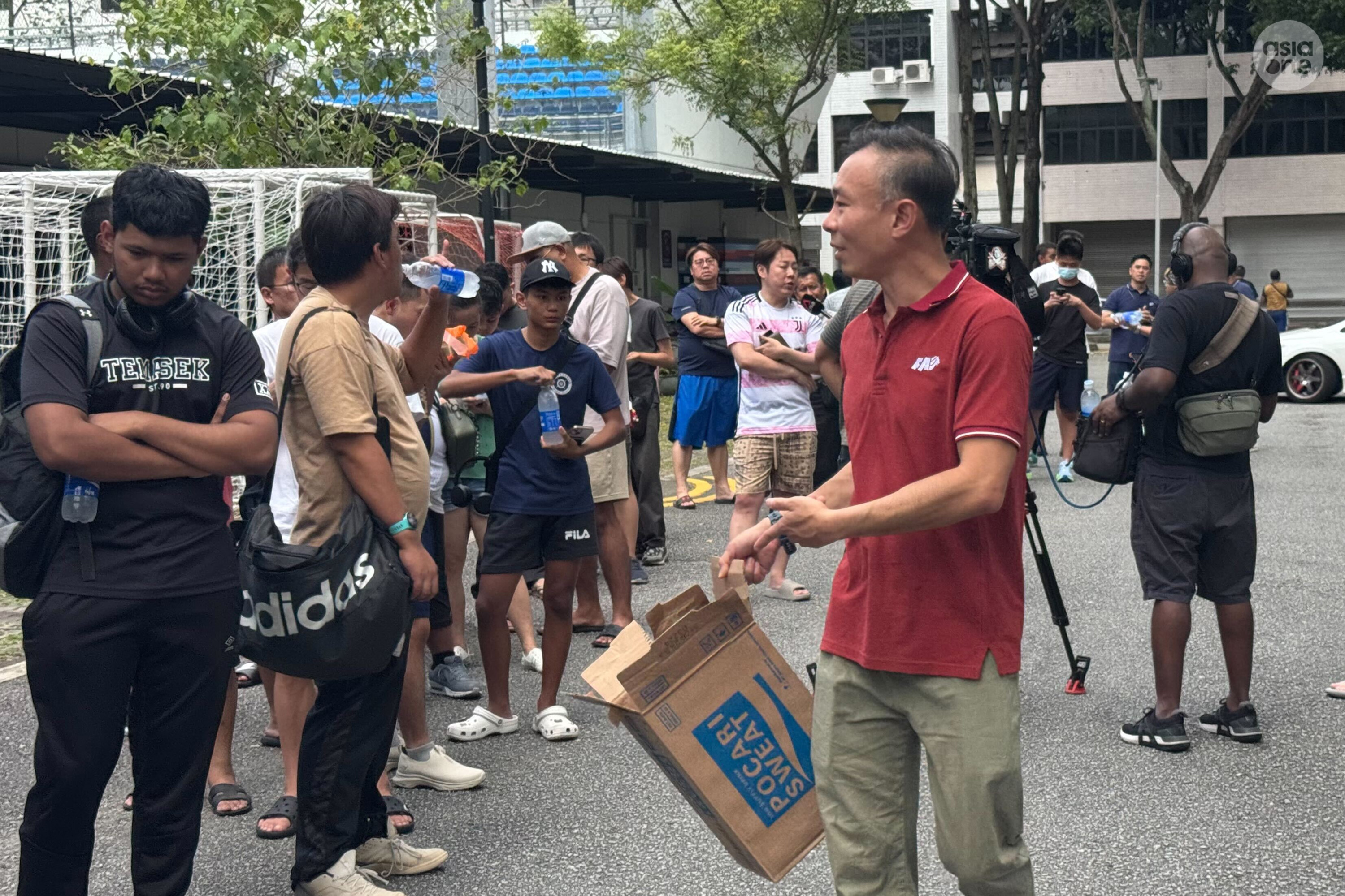 FAS secretary-general Chew Chun-Liang was seen among the crowd giving out isotonic drinks and explaining the ticketing situation to fans.