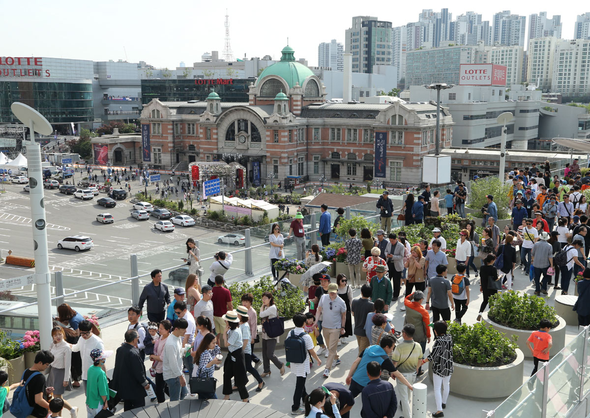 Elevated pedestrian walkway in Seoul breathes new life into city, News ...