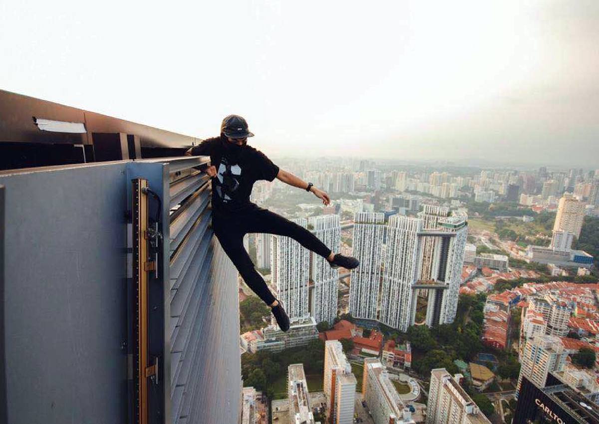 'Rooftoppers' get a rush from taking photos of themselves doing risky ...