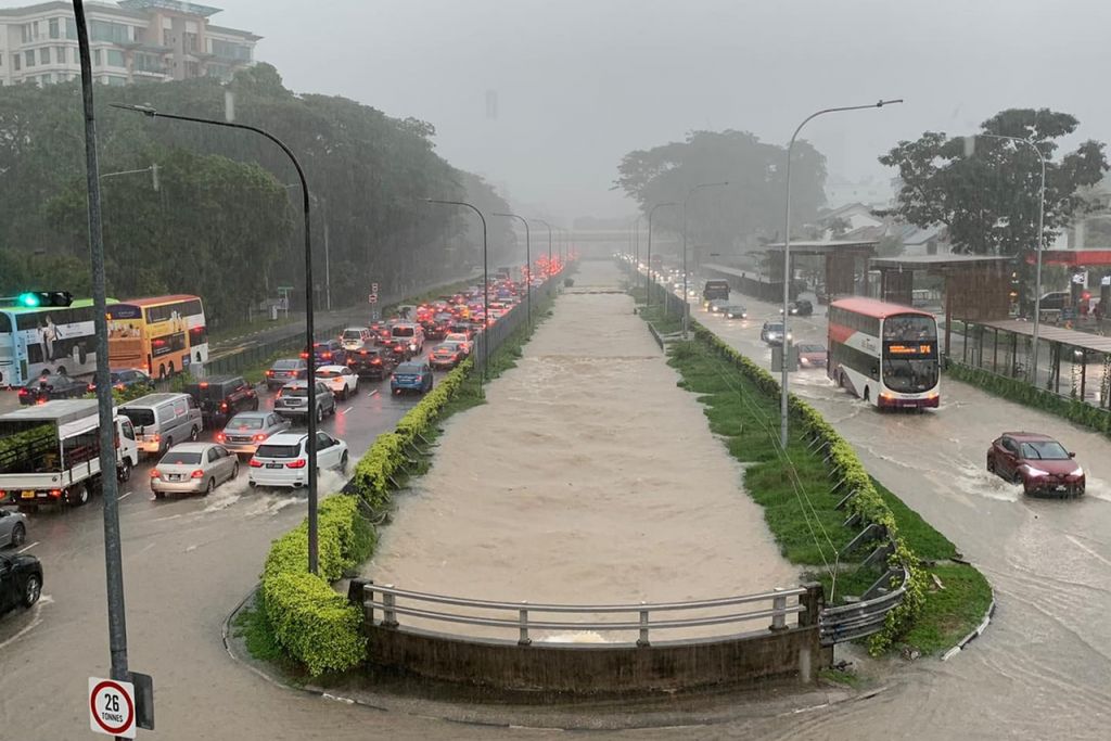 Flash Floods Across Singapore On Saturday After Heavy Rain Singapore News Asiaone [ 683 x 1024 Pixel ]