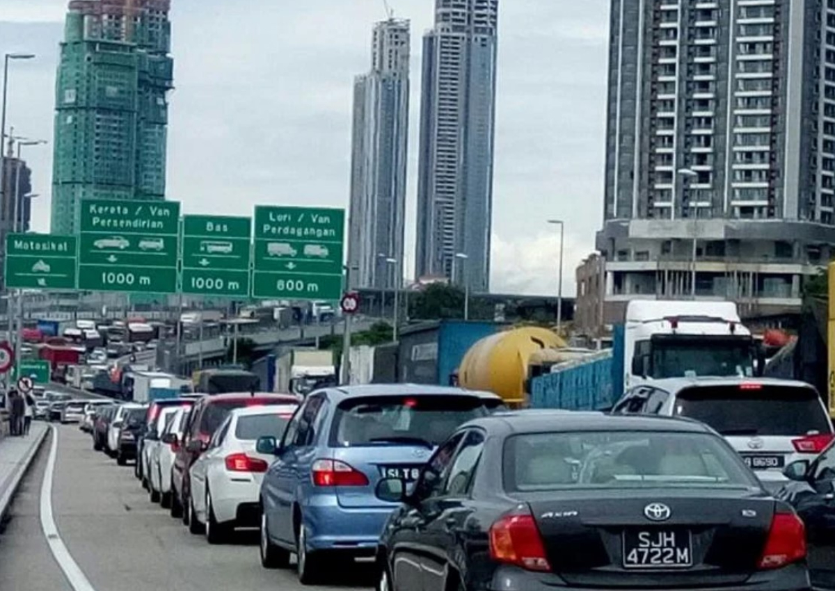 stuck-in-a-traffic-jam-between-singapore-and-malaysia-here-s-how-to