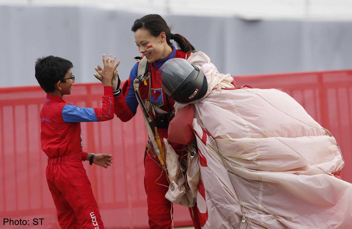 First Female Red Lion Parachutist Finally Makes Her Ndp Debut Singapore News Asiaone