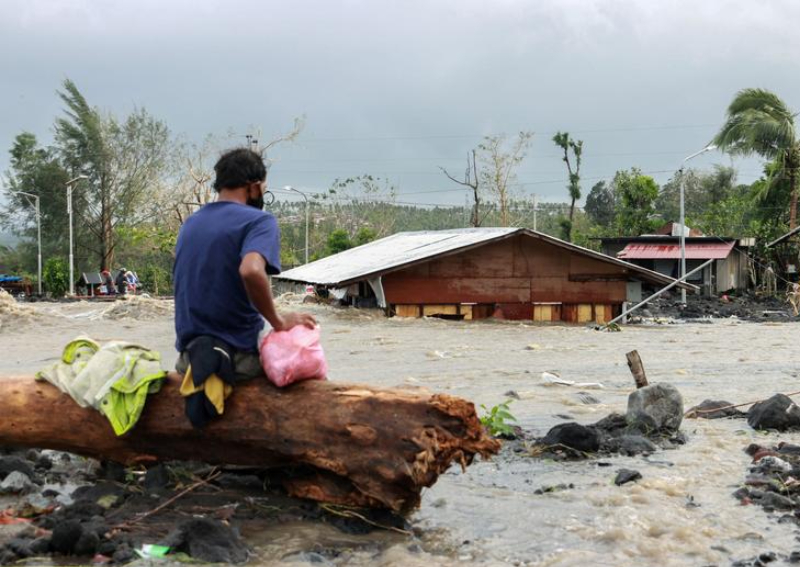 Strong typhoon approaches Philippines as tens of thousands evacuate