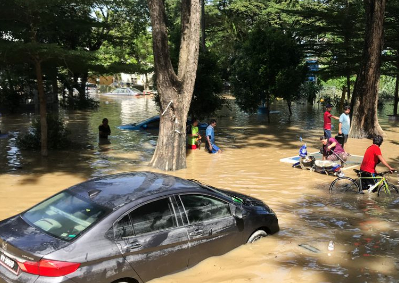 At least 8 dead in Malaysia floods as rescue effort stumbles, Malaysia