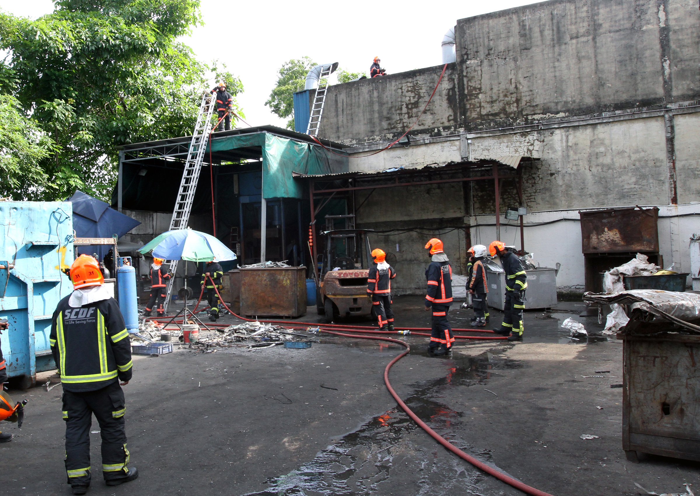 Workers try to put out factory fire, Singapore News - AsiaOne