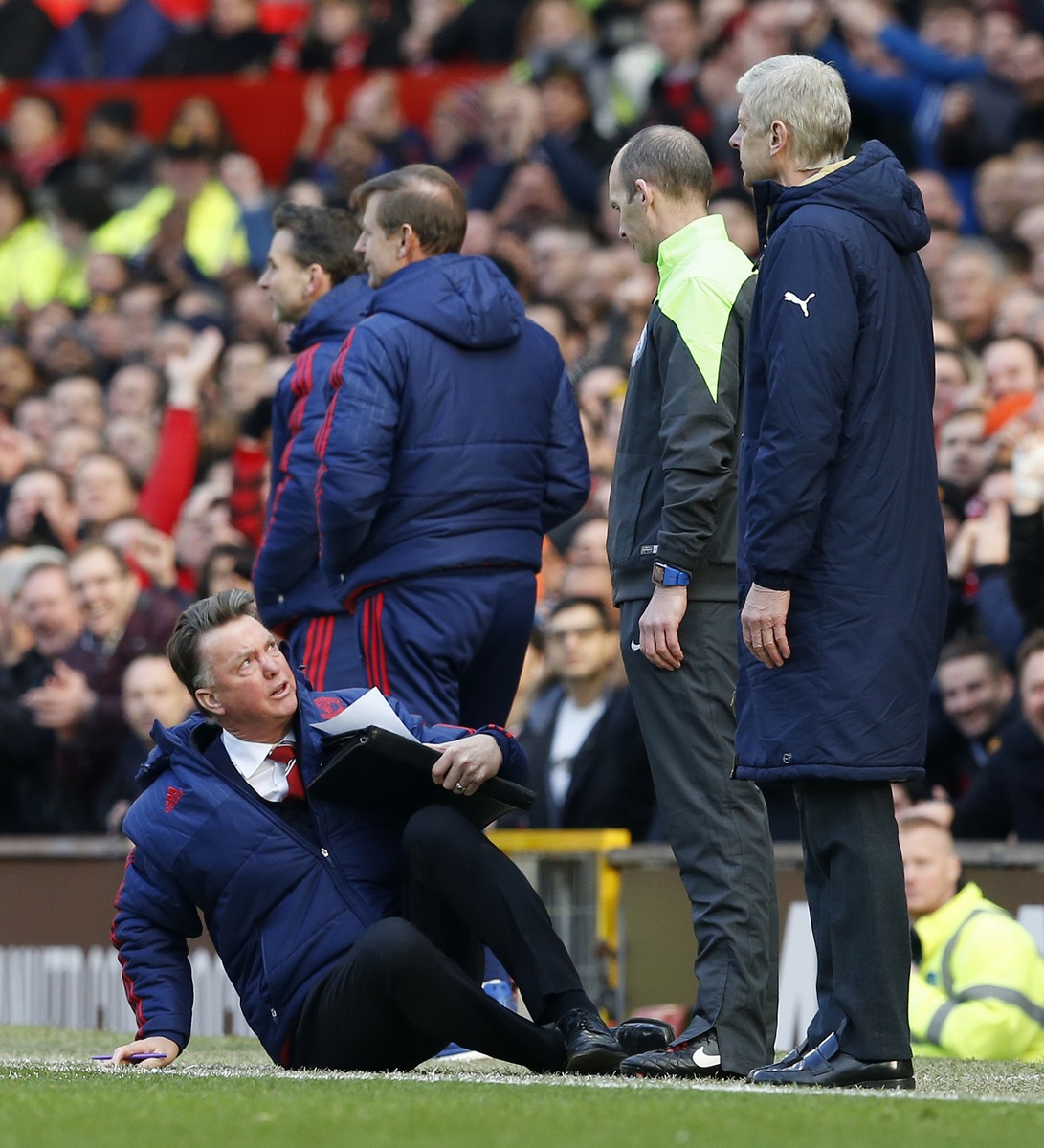 Man U boss Louis Van Gaal's fall during match inspires hilarious memes