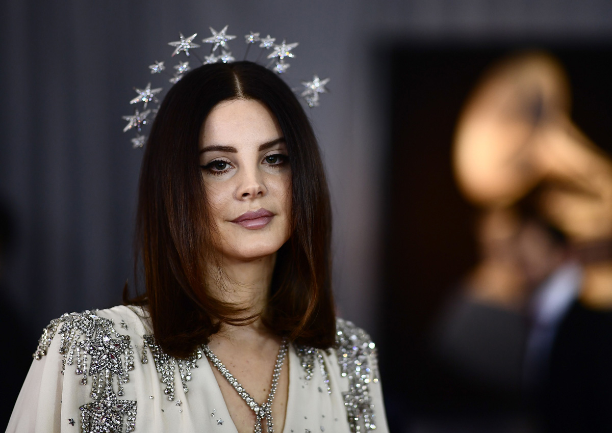 Teary Lana Del Rey performs after stalker arrested, Entertainment News ...