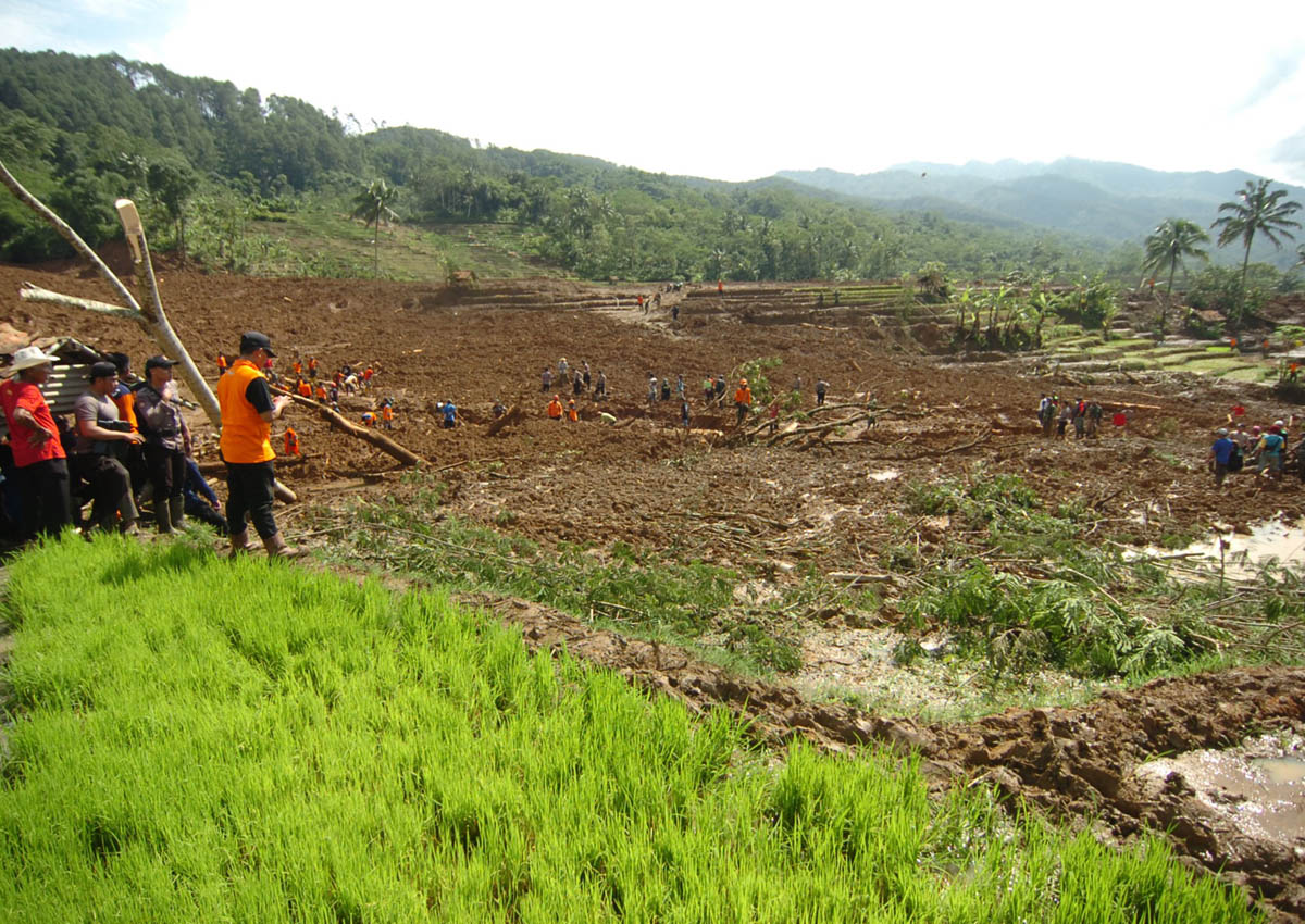 Indonesia Calls Off Deadly Landslide Search, 18 Believed Dead, Asia ...