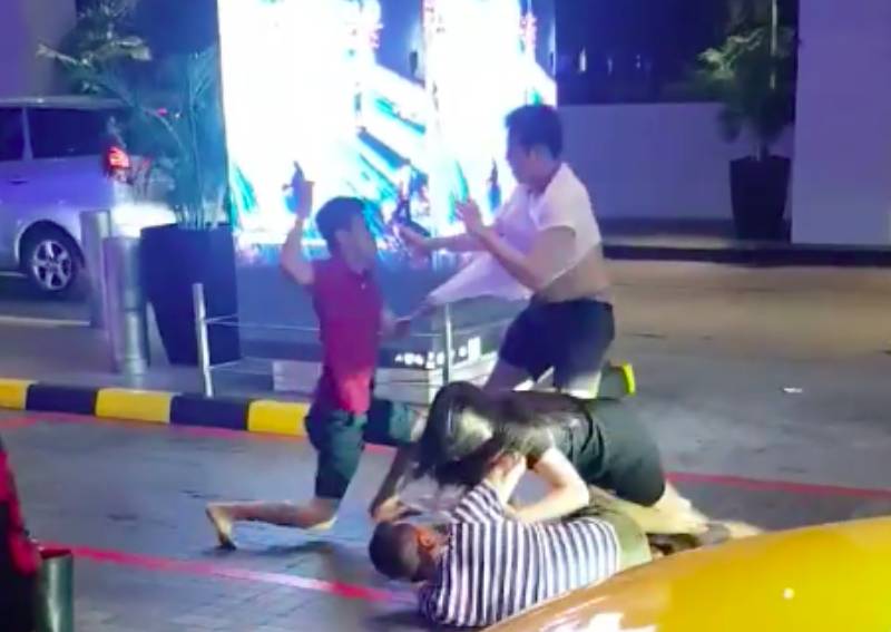 Backflip Torn Shirt And Vulgarities During Fight Involving 1 Woman 3 Men Outside Mbs Casino Singapore News Asiaone