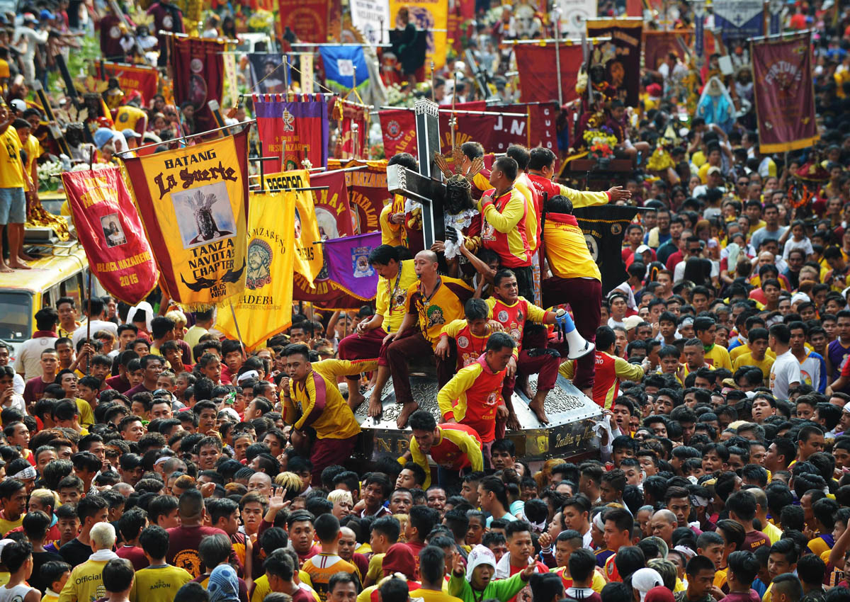 Barefoot Catholics throng icon in huge Philippine procession , Asia ...