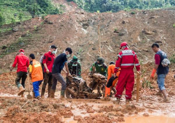 Indonesia's new year eve landslide death toll reaches 32: Official