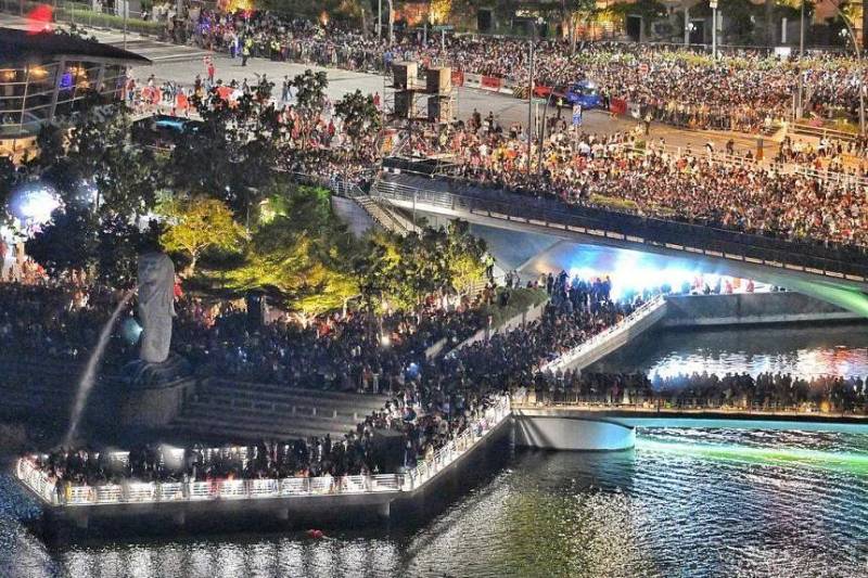 Thousands of revellers usher in the New Year with a bang at Marina Bay