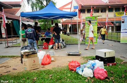 singapore recycling cash trash incentive gain widespread schemes yet support asiaone jurong yuhua customers station east market