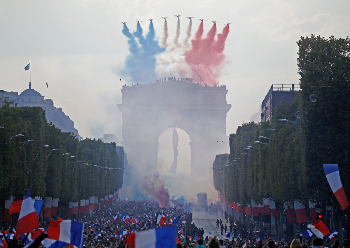 French fans give hero welcome to 'Les Bleus' World Cup champions, World ...