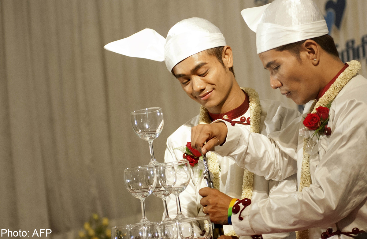 Myanmar Couple In First Public Gay Wedding Ceremony Asia News Asiaone