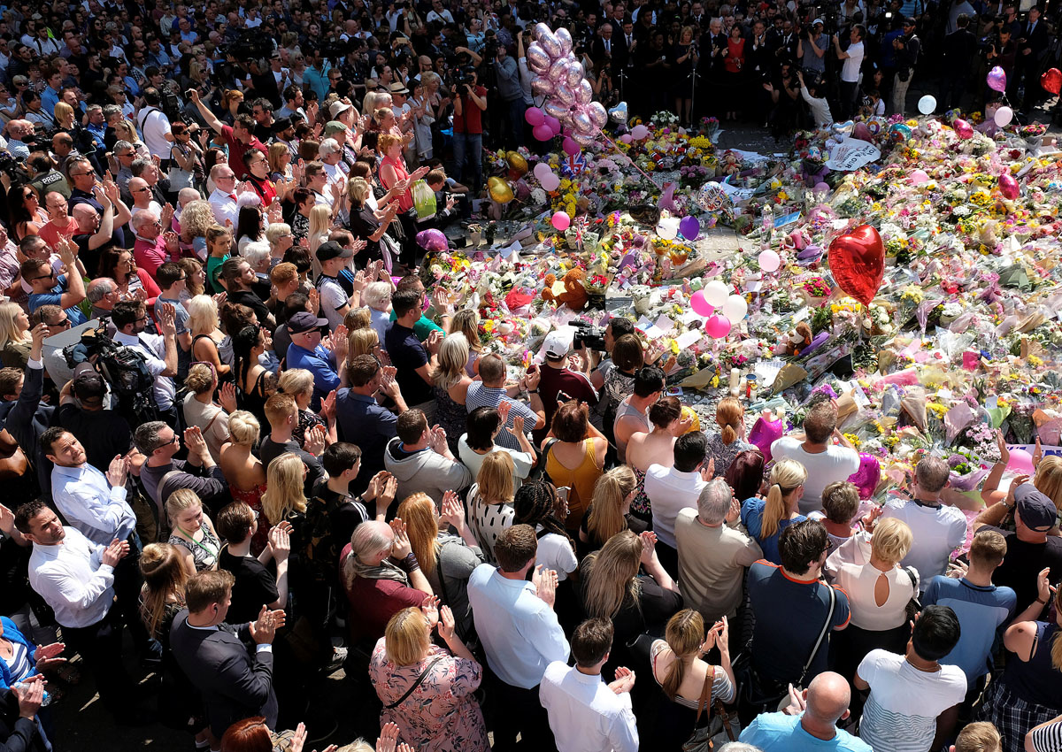 Manchester Sings Don T Look Back In Anger During Memorial Service But Not All Are For It World News Asiaone