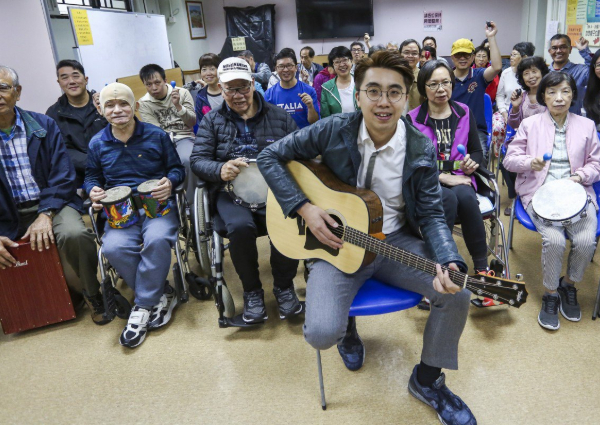 Hong Kong: Music therapist strikes right note with 'stroke ...