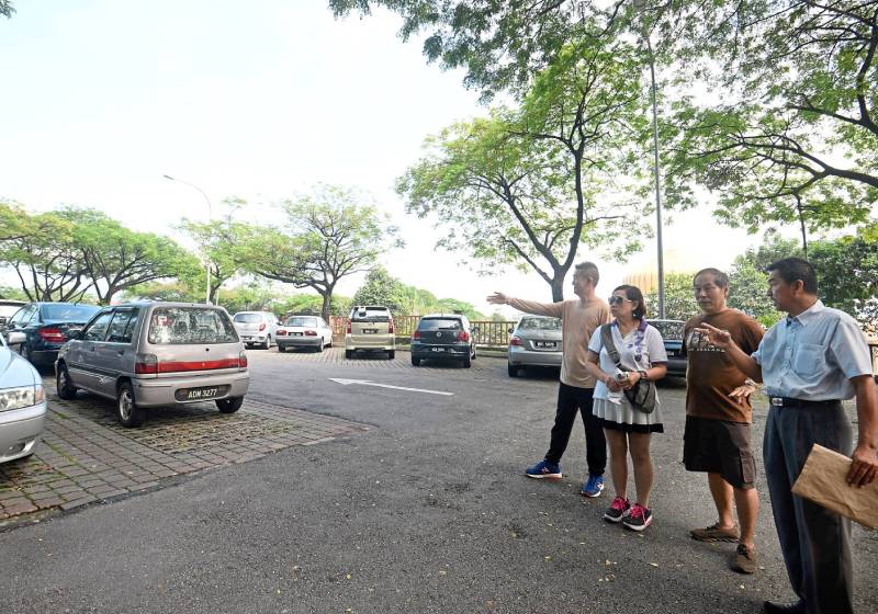 Vehicle Break Ins And Thefts Rampant In Kl Park Malaysia News Asiaone