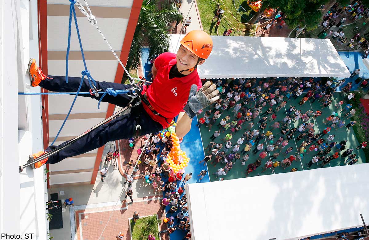 Manpower Minister Tan Chuan Jin Abseils Down Hdb Block For New