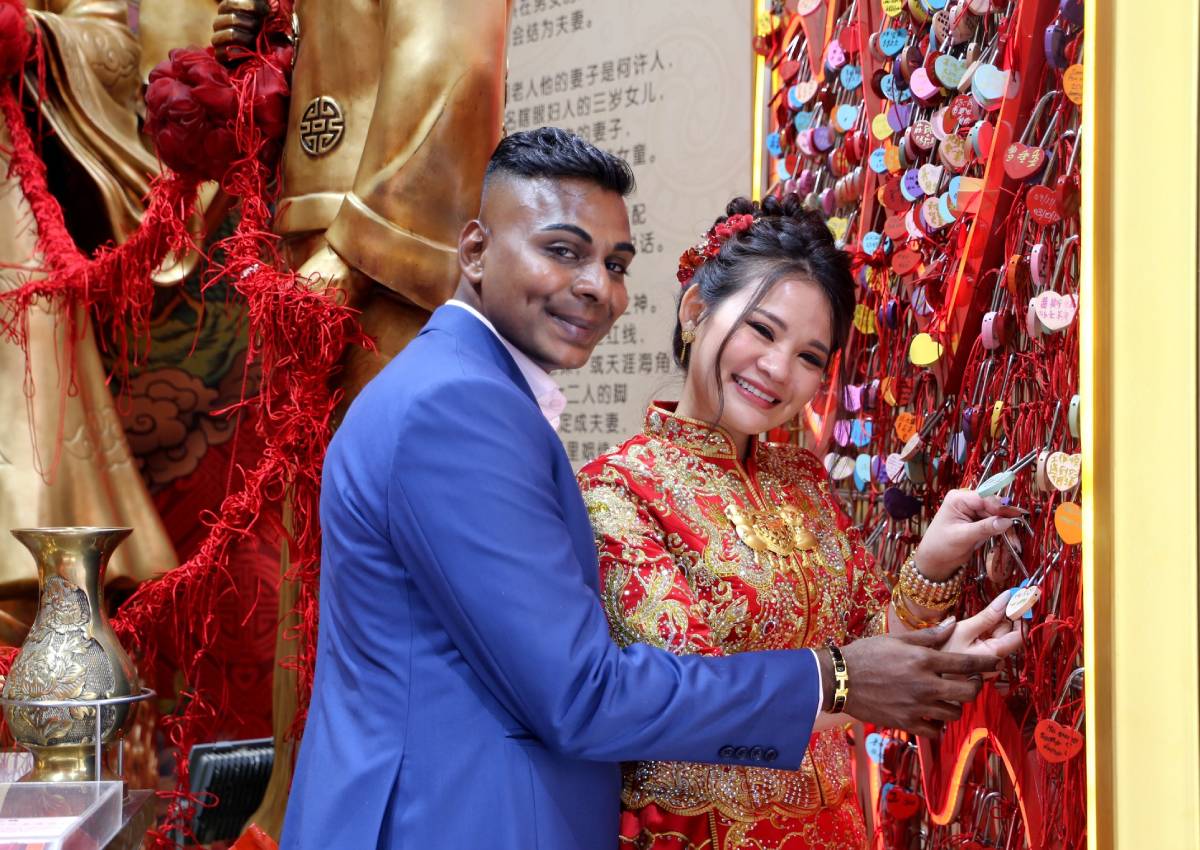 he-turned-around-and-fell-in-love-indian-chinese-couple-get-married-at