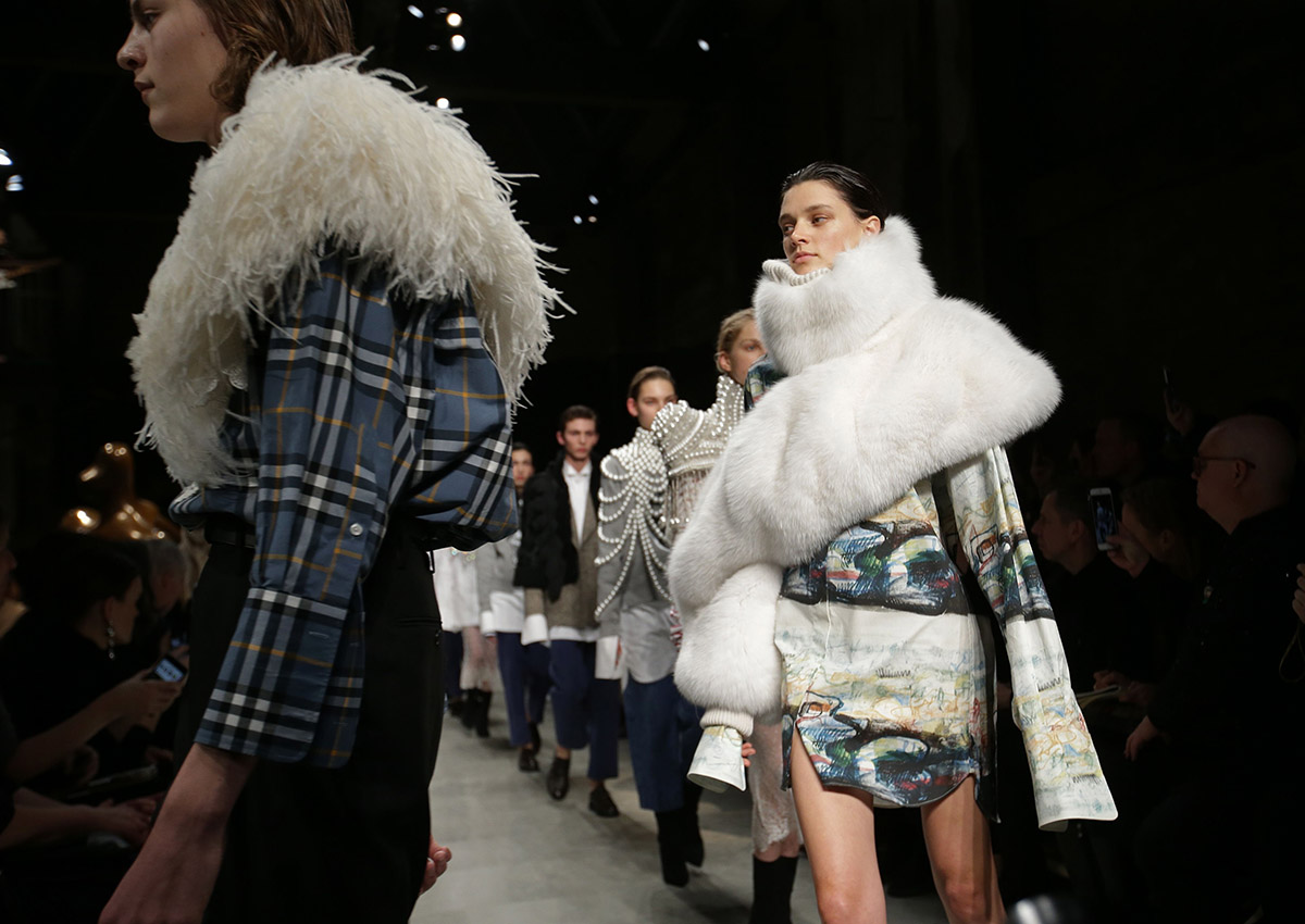 Used fur. Показ мод зверей. Мода отказывается от меха. Мода из животных. Fur on Fashion week.