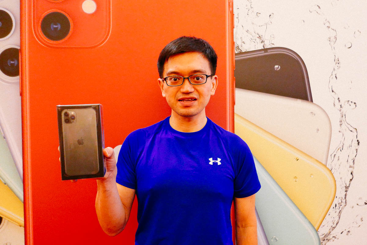 Singtel's first iPhone 11 customer simply watched a Man U ...