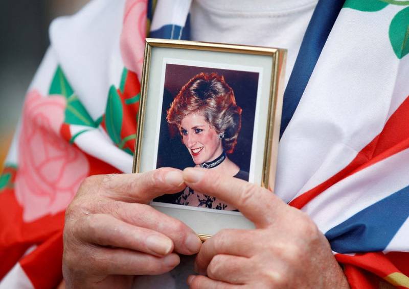 Princess Diana exhibit in Vegas invites guests to have their own royal ...