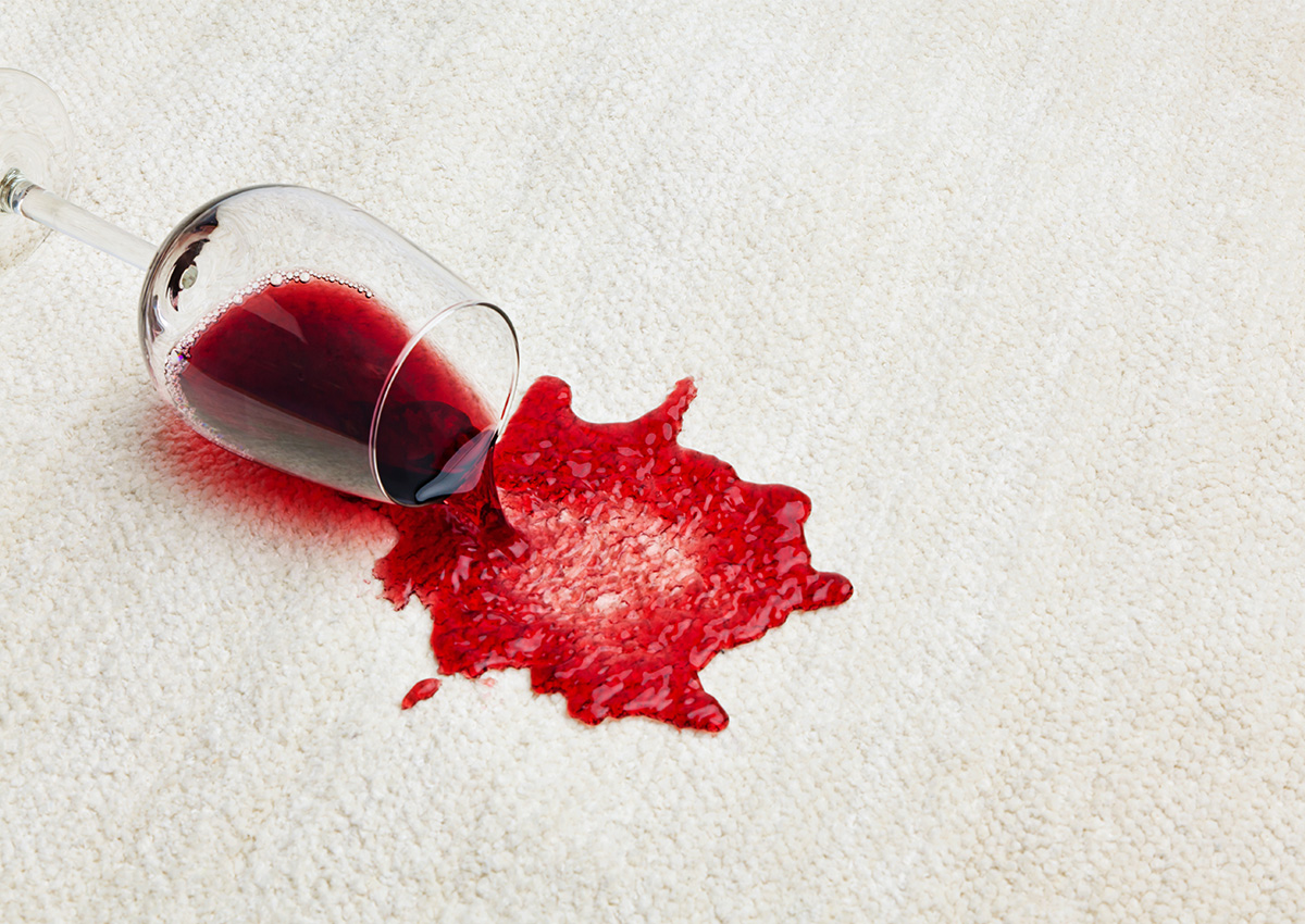 Пятно от красного вина на диване