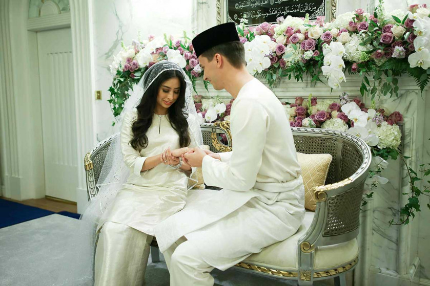 white baju kurung wedding