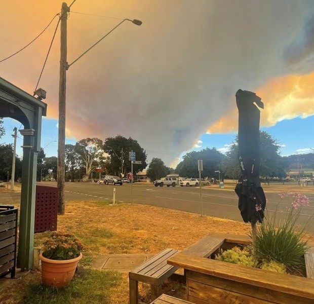 Australian homes destroyed in bushfires, &#039;extreme&#039; heat ahead