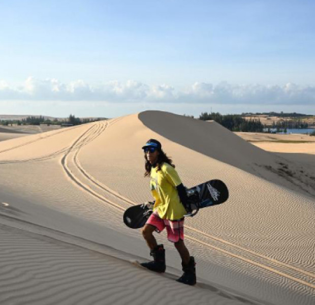 Sandman The Vietnamese snowboarder training on dunes, Asia News