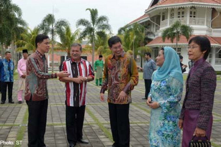 S'pore ministers visit Sultan of Johor's Hari Raya open house ...