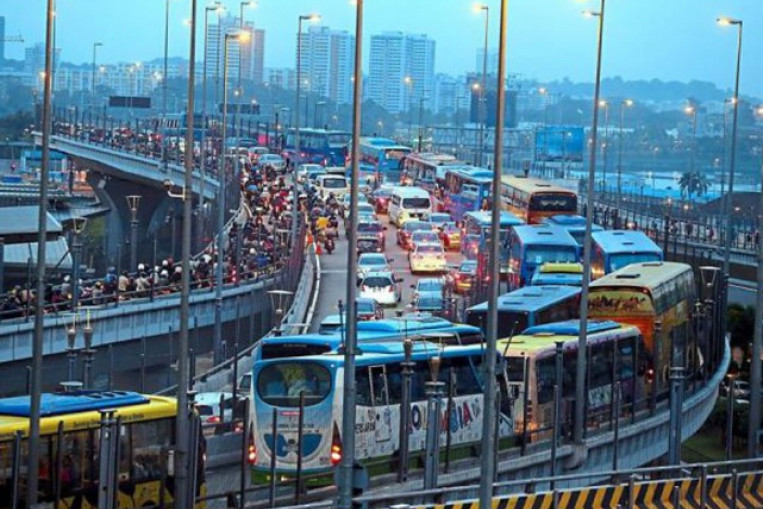 Singapore sends back 3 men who avoided traffic jam at JB 