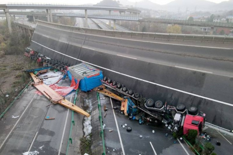 4 people killed in expressway bridge collapse in China's Hubei province