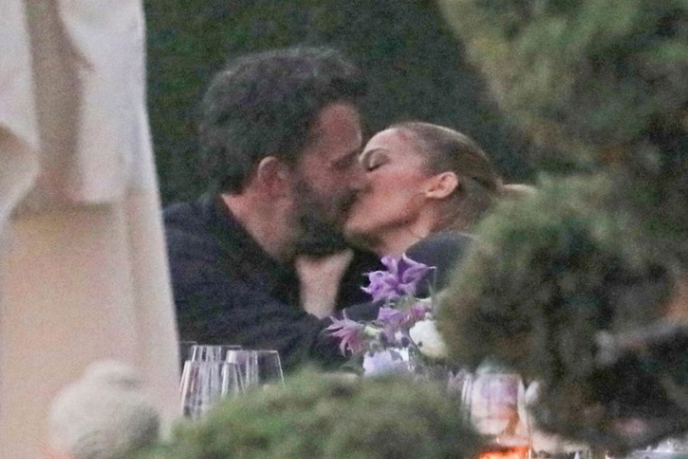 Jennifer Lopez and Ben Affleck pictured kissing as ...