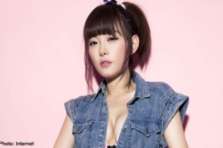 K Pop Stars On Her Smutphone Entertainment News Asiaone