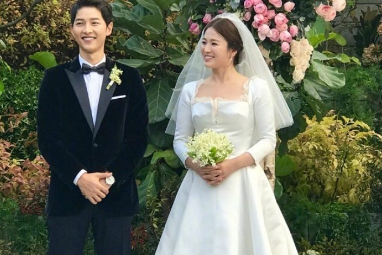 K Drama Idols Song Joong Ki And Song Hye Kyo Exchange Vows In Front Of Close Friends Entertainment News Asiaone