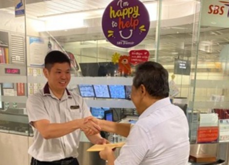 SBS Transit staff finds $10k cash in envelope on MRT train, returns it to distressed passenger